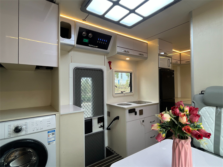 HOWO 4X2 RV Caravan With Liftable Roof