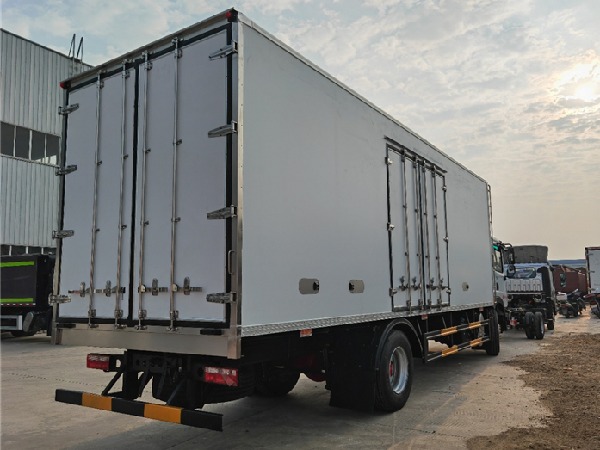 Dongfeng D9 4x2 10-12T Refrigerated Van Truck