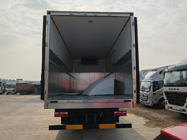 Dongfeng D9 4x2 10-12T Refrigerated Van Truck