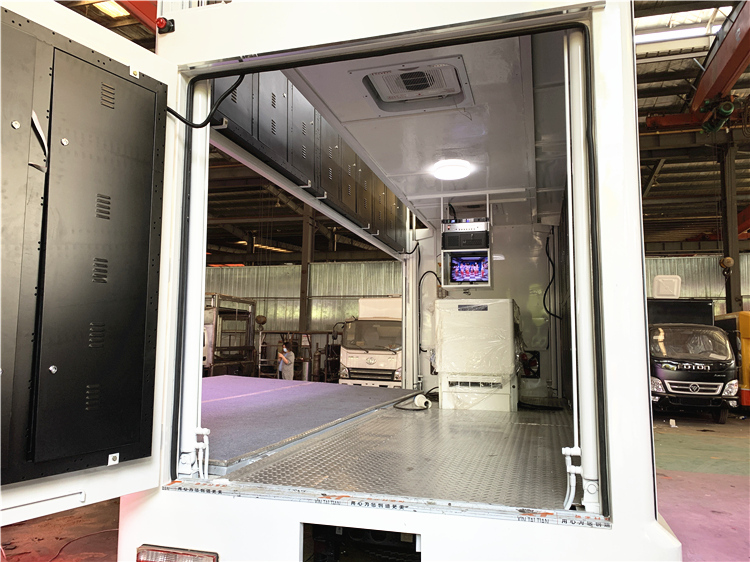 Dongfeng DLK 4x2 LED Advertising Truck