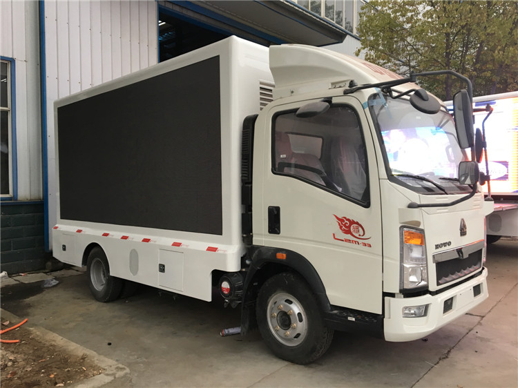 SINOTRUK HOWO 4x2 LED Advertising Truck