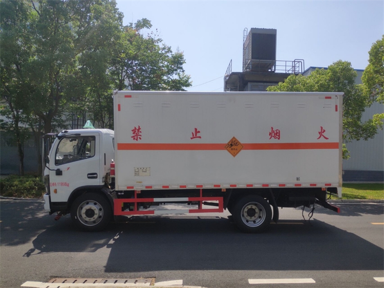Dongfeng 4x2 5.2m Explosive Transport Truck