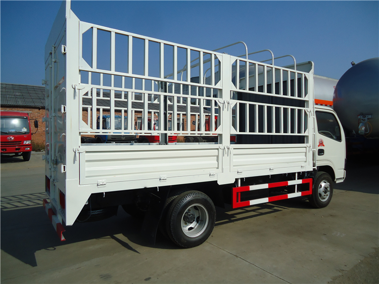 Dongfeng 4x2 4-5T Cows Transport Fence Cargo Truck
