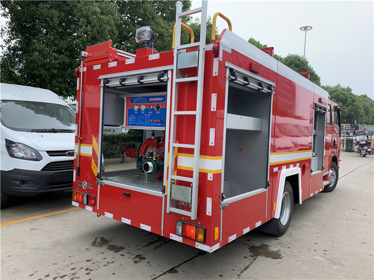 ISUZU 4x2 4000L Water Foam Fire Fighting Truck