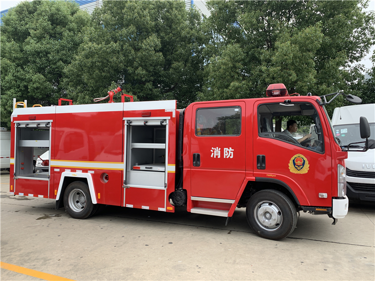 ISUZU 4x2 4000L Water Foam Fire Fighting Truck