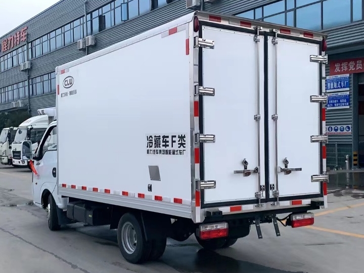 DFAC TUYI 3.5M 4x2 Mini Refrigerated Truck