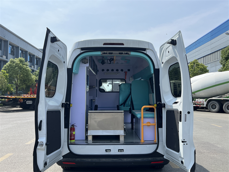 IVECO Fidato 4X2 Diesel Type Monitoring Ambulance